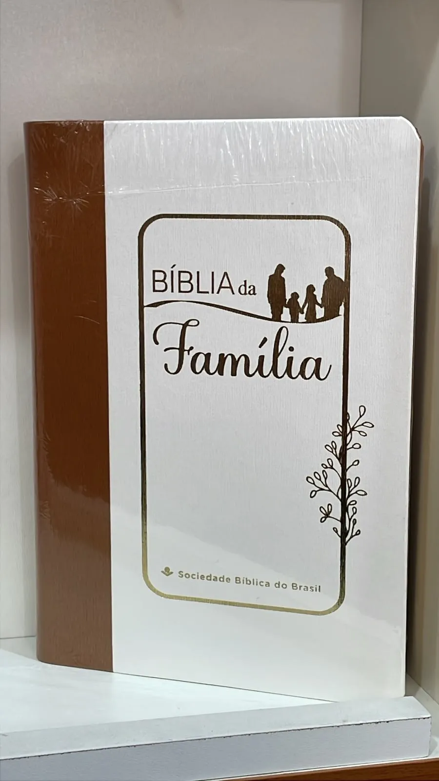 Bíblia da Família com capa branca, lombada castanha e ilustração de uma família