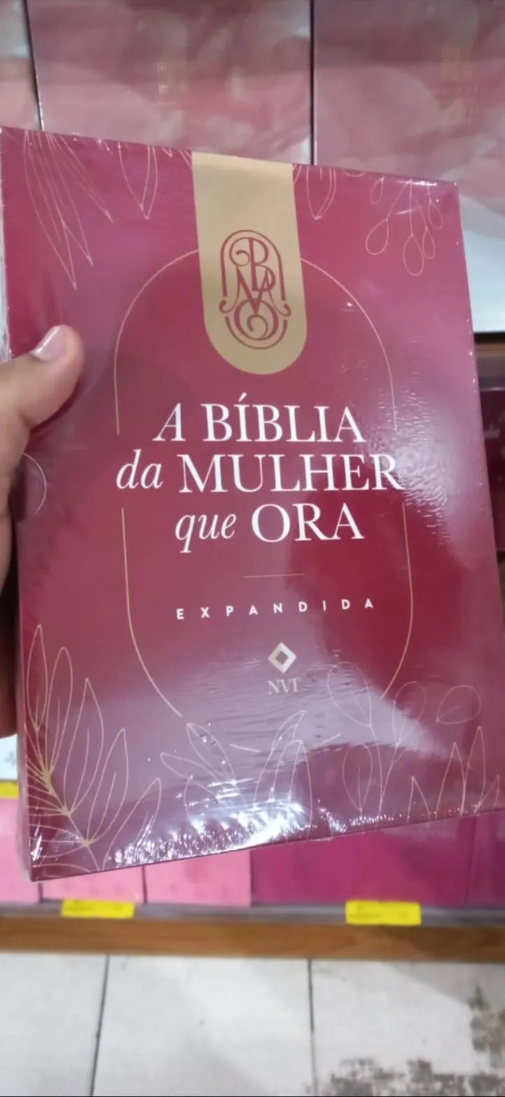 A Bíblia da Mulher que Ora, edição expandida, capa vinho com pormenores dourados