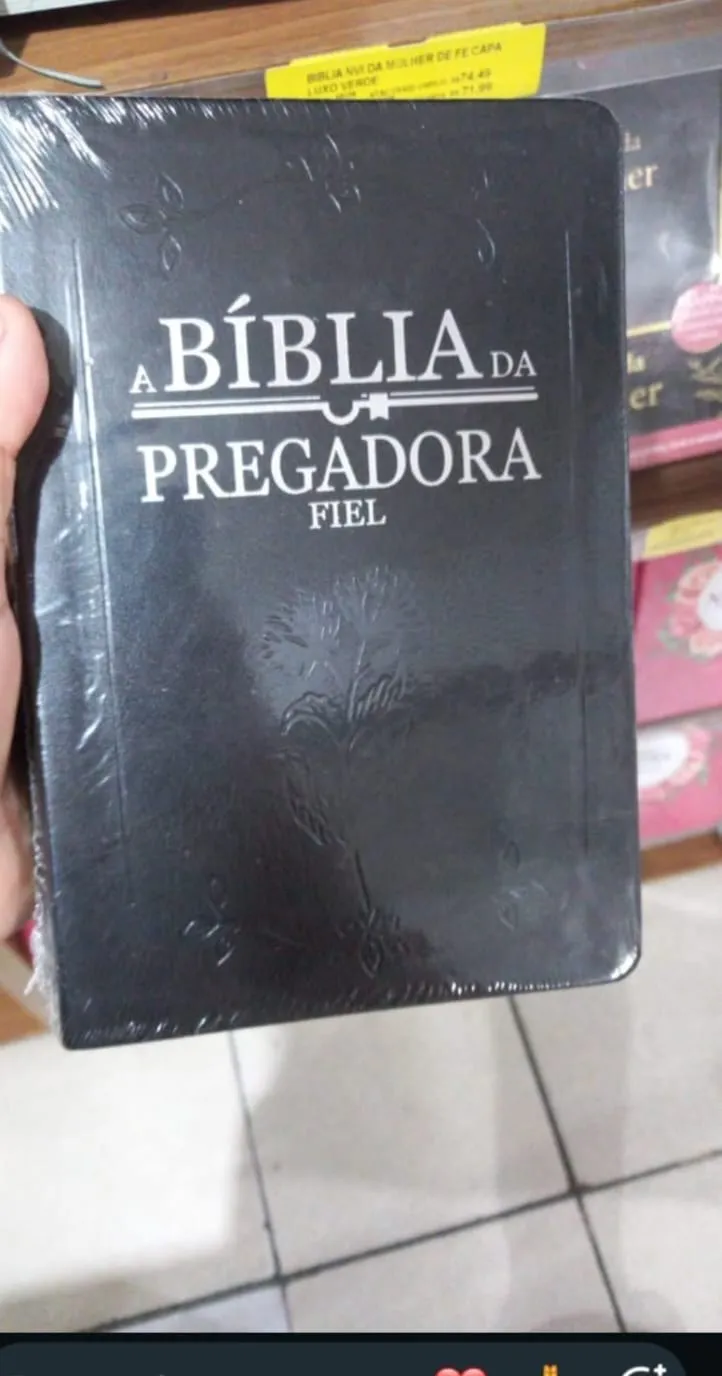 A Bíblia da Pregadora Fiel com capa preta e letras prateadas
