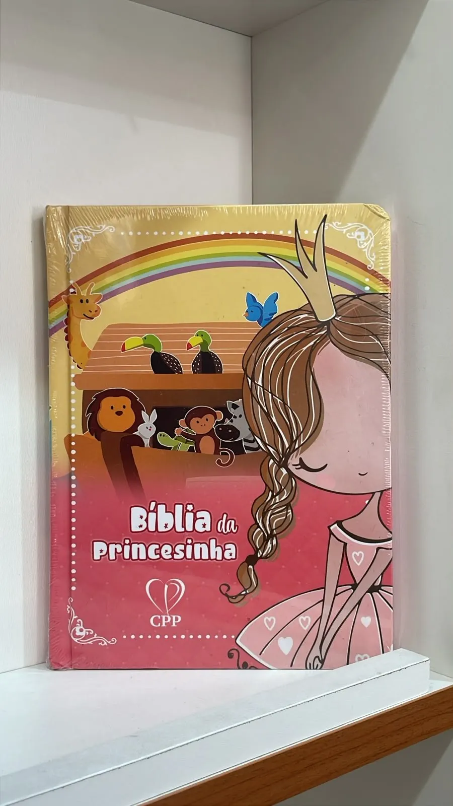 Bíblia da Princesinha com capa rosa ilustrada com uma menina e um arco-íris