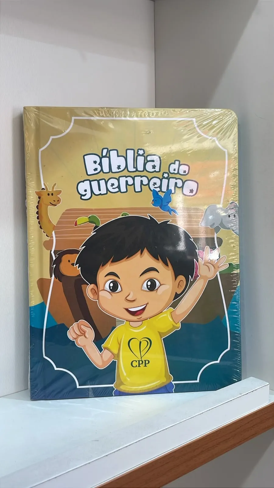 Bíblia do Guerreiro com capa ilustrada de um menino e animais