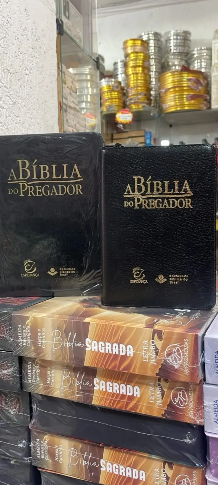 Duas Bíblias do Pregador com capa preta e letras douradas