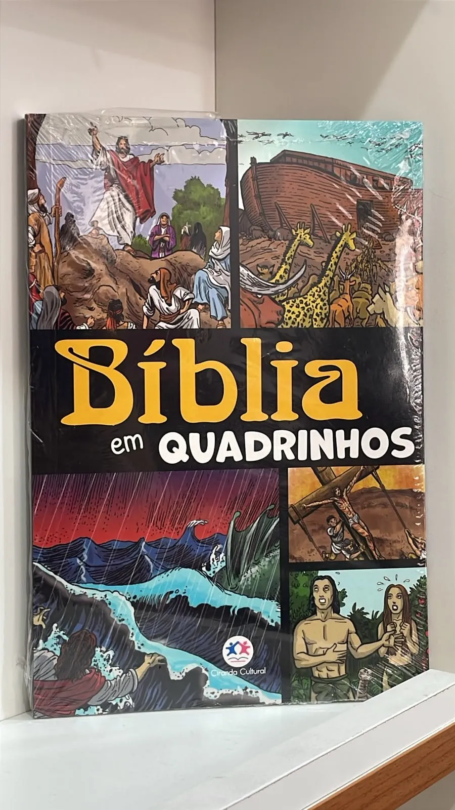 Bíblia em Quadrinhos com capa de várias cenas bíblicas ilustradas