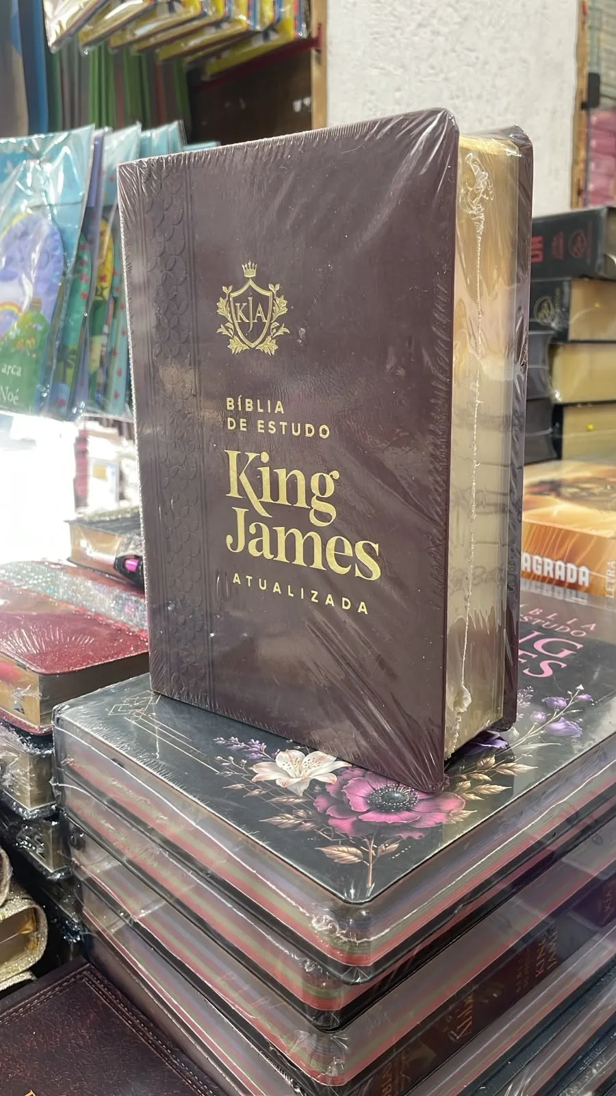 Bíblia de Estudo King James Atualizada com capa castanha e letras douradas