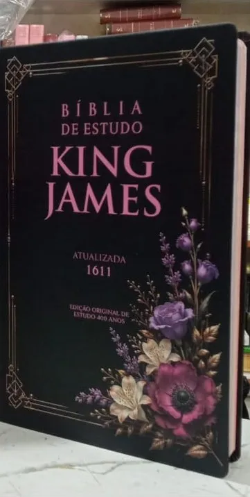 Bíblia de Estudo King James Atualizada com capa preta e flores lilás
