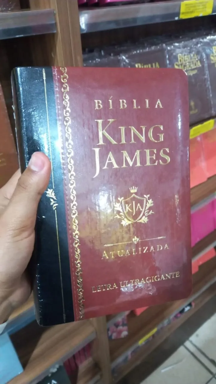 Bíblia King James Atualizada de letra ultragigante, capa vinho com lombada preta