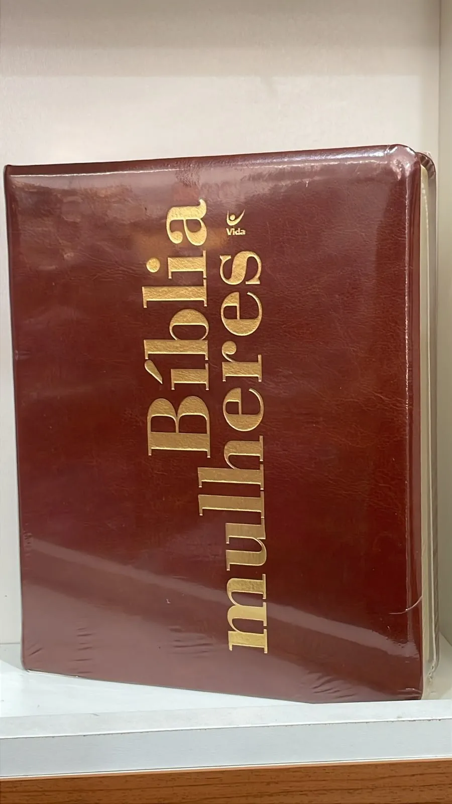Bíblia Mulheres com capa caramelo e título dourado na vertical