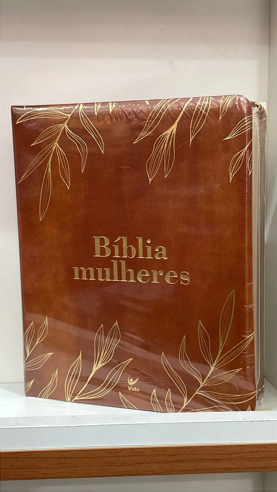 Bíblia Mulheres com capa caramelo e folhas douradas