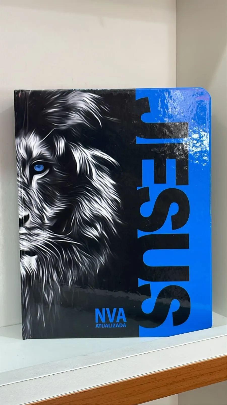 Bíblia NVA com capa preta e azul, leão e a palavra Jesus
