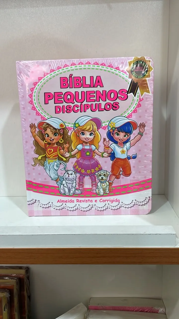 Bíblia Pequenos Discípulos com capa rosa e meninas ilustradas