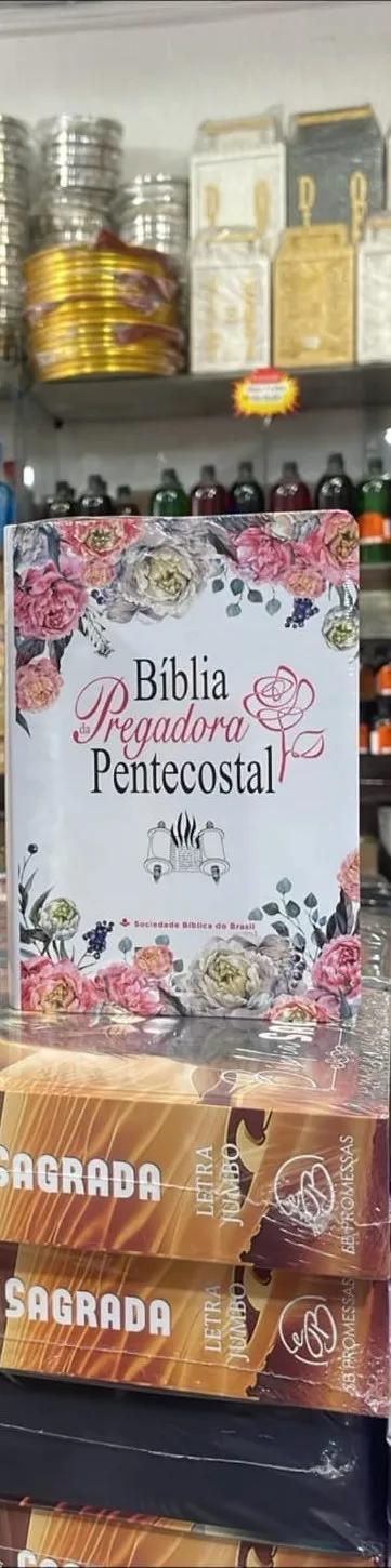 Bíblia Pregadora Pentecostal com capa branca e flores