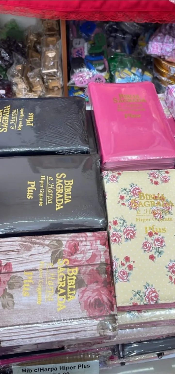 Bíblias Sagradas com Harpa de letra hiper gigante, em capas preta, rosa e floral