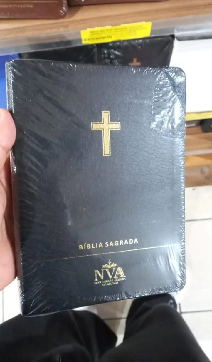 Bíblia Sagrada NVA com capa preta e cruz dourada