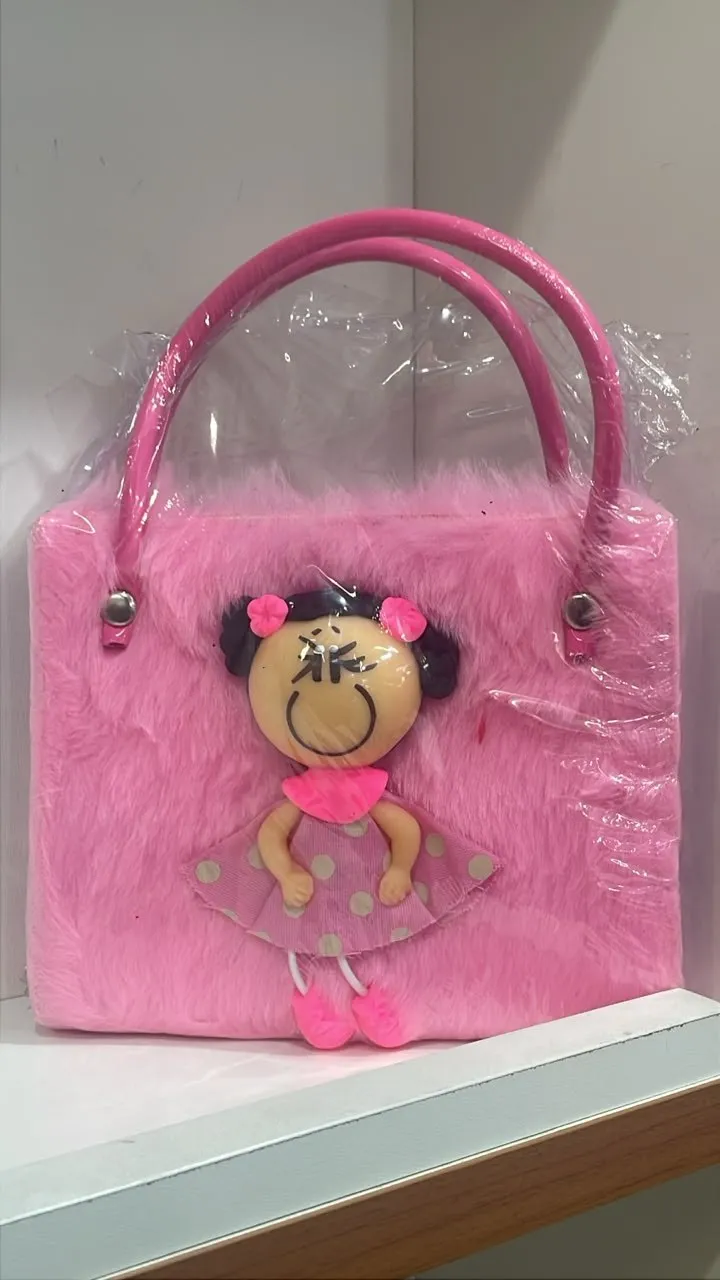 Bolsa porta-Bíblia infantil rosa de pelo com boneca